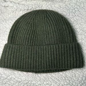 • HUNTER GREEN WOOL BEANIE •